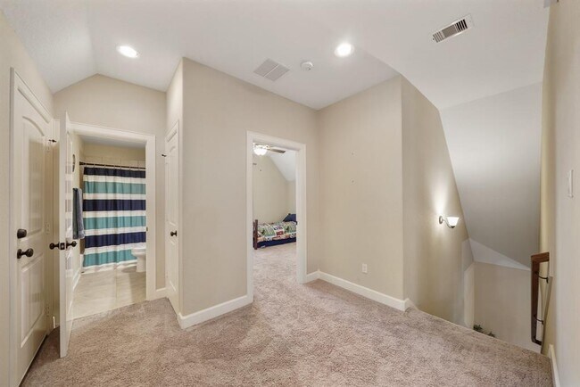 Building Photo - 586 Ruby Drive
