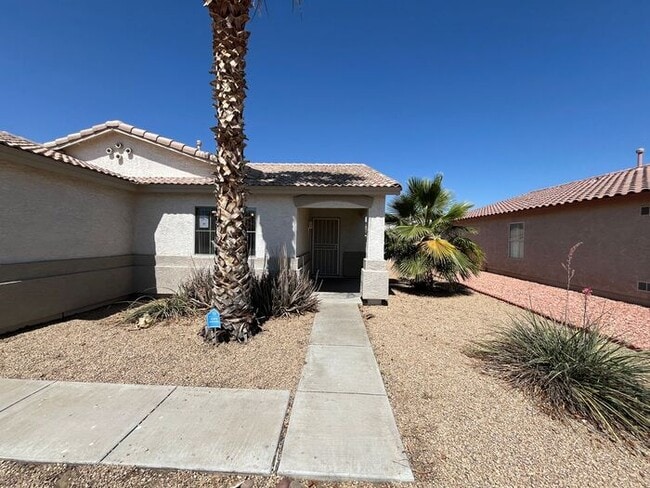 Building Photo - READY TO VIEW NOW! Spacious 3 Bed 2 Bath H...