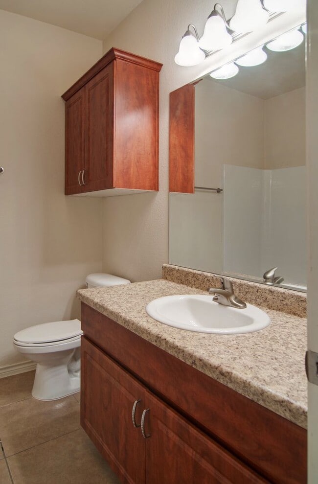Building Photo - Immediate Move in! HUGE 3/3 duplex just Mi...