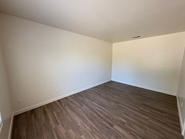 Building Photo - 2 Story Home Near Shopping Center Rent Ready!