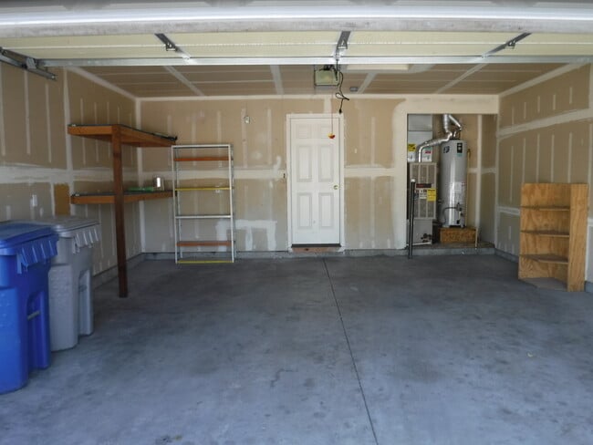 Building Photo - Adorable 2 bed 2 bath Town Home in a quiet...