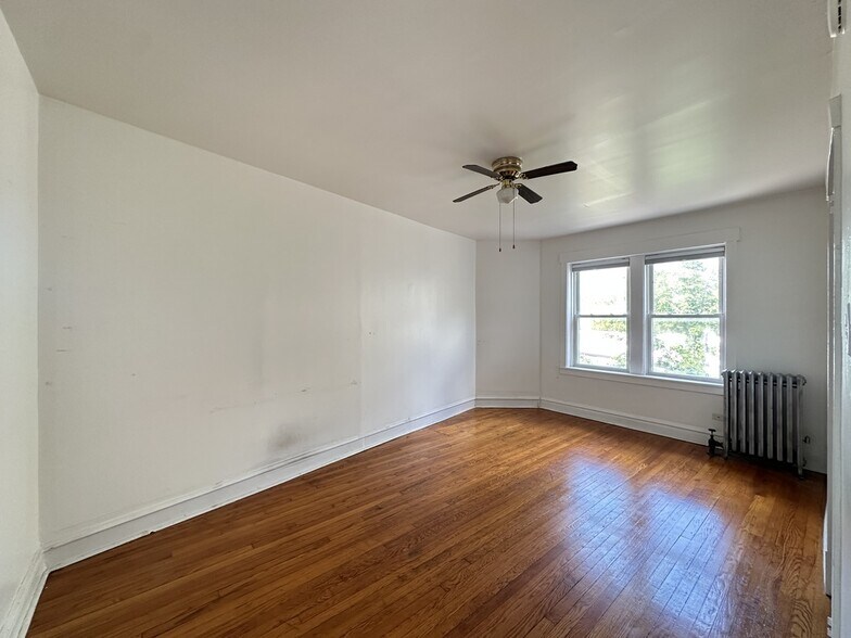 Building Photo - 2462 N Linden Pl