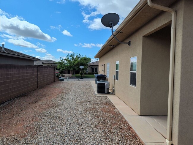 Building Photo - 4 Bedroom Home Near Pine View High School With 2 Car Garage