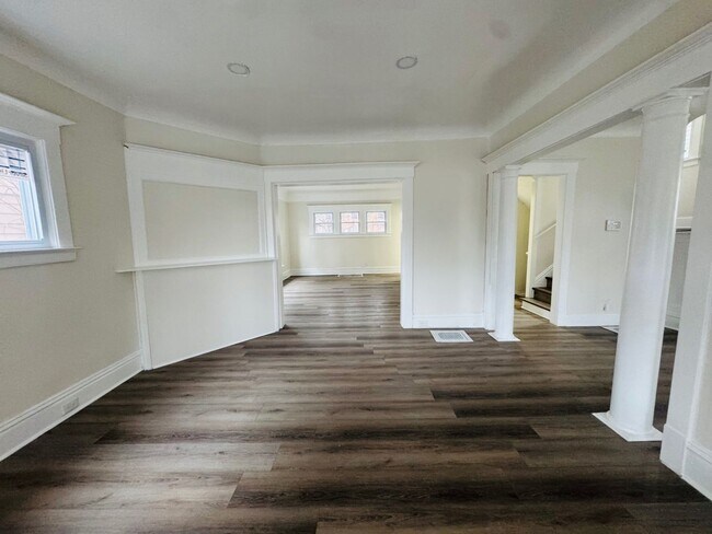 Building Photo - Charming 4-Bedroom Property in Prime Location