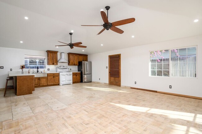 Building Photo - b10436