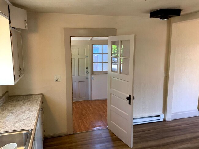 Building Photo - 2 Bedroom House in Springfield
