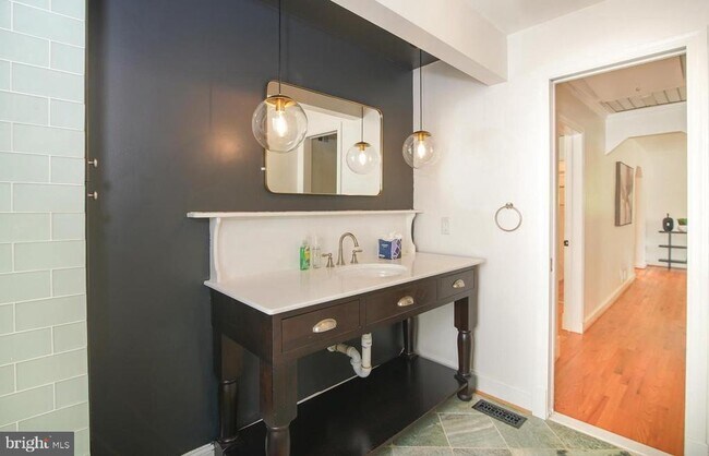 Building Photo - 5602 Hawthorne St