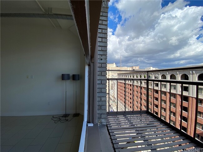 Building Photo - 939 S Broadway-