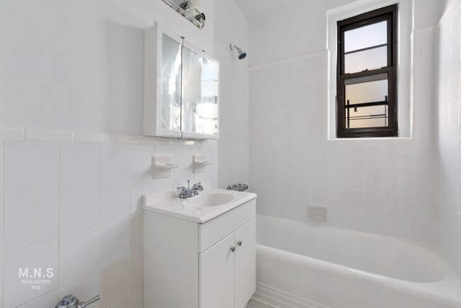 Building Photo - 175-27 Wexford Terrace