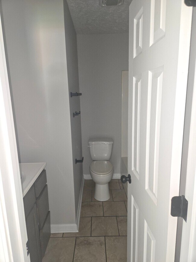 Building Photo - 916 Monroe Ave