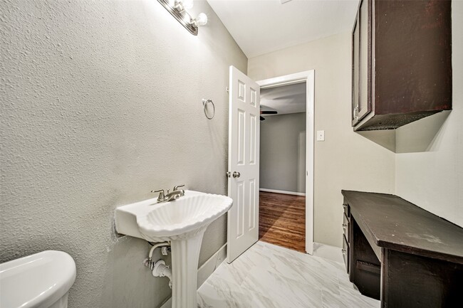 Building Photo - 4421 Lido Ln