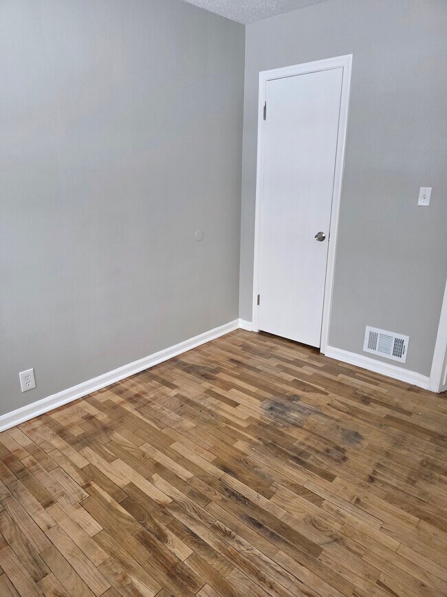 Building Photo - 4813 Greenlawn Dr