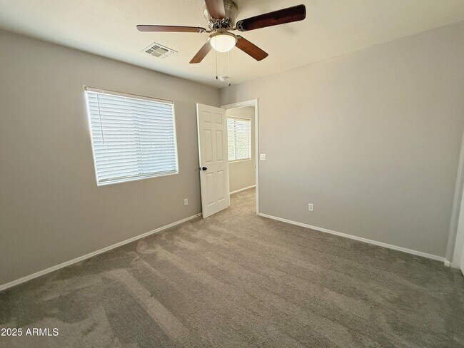 Building Photo - 2528 E Meadow Creek Way