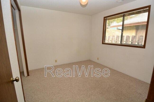 Building Photo - 1132 NE Barager Ave