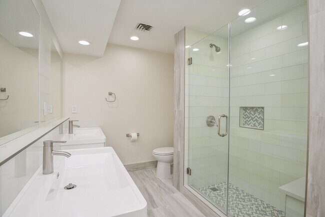 Building Photo - 15 Greenway Plz