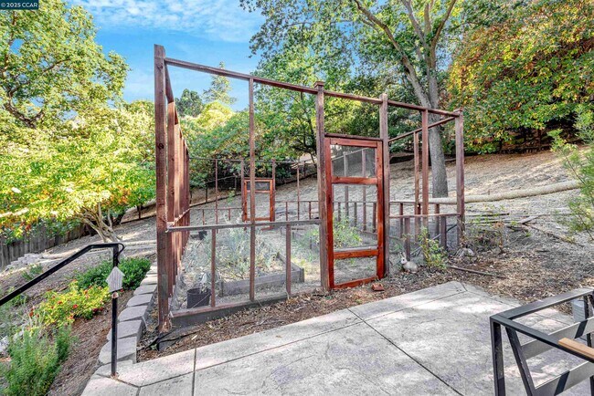 Building Photo - 1371 Juanita Dr