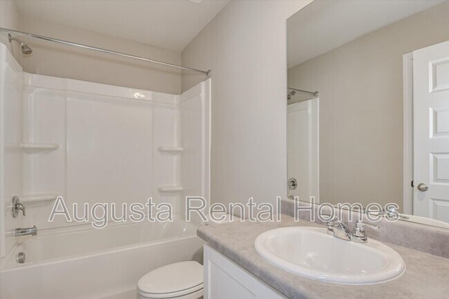 Building Photo - 560 Post Oak Ln