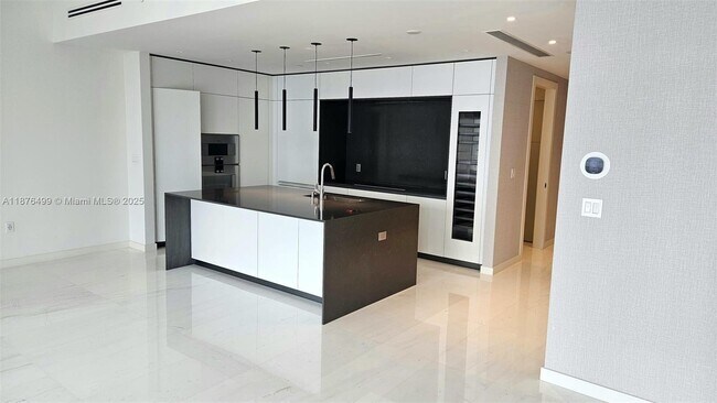 Building Photo - 300 Biscayne Blvd Way