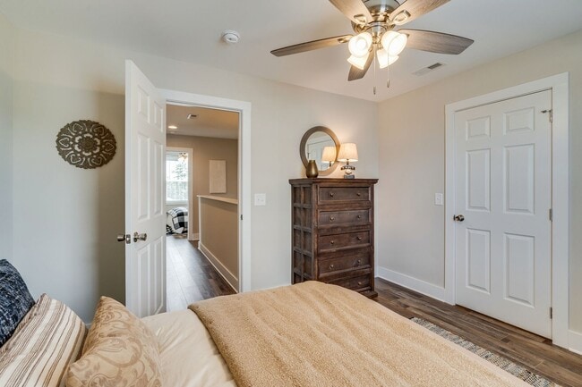 Building Photo - Beautifully Furnished Executive Home – Available 6/18/2026