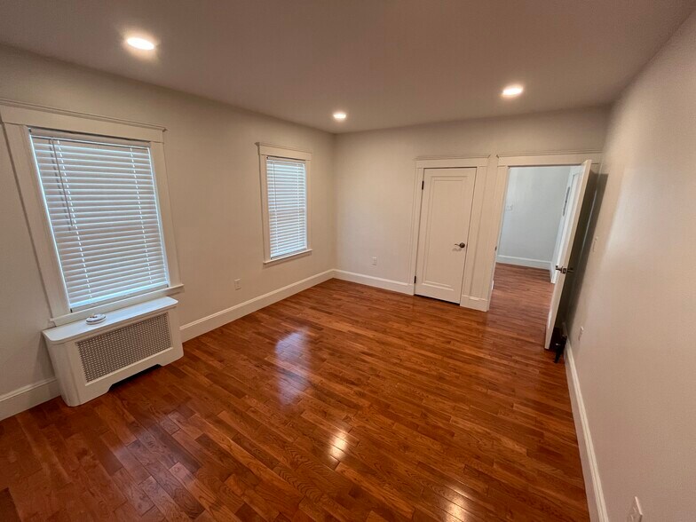 Building Photo - 121 Shore Dr