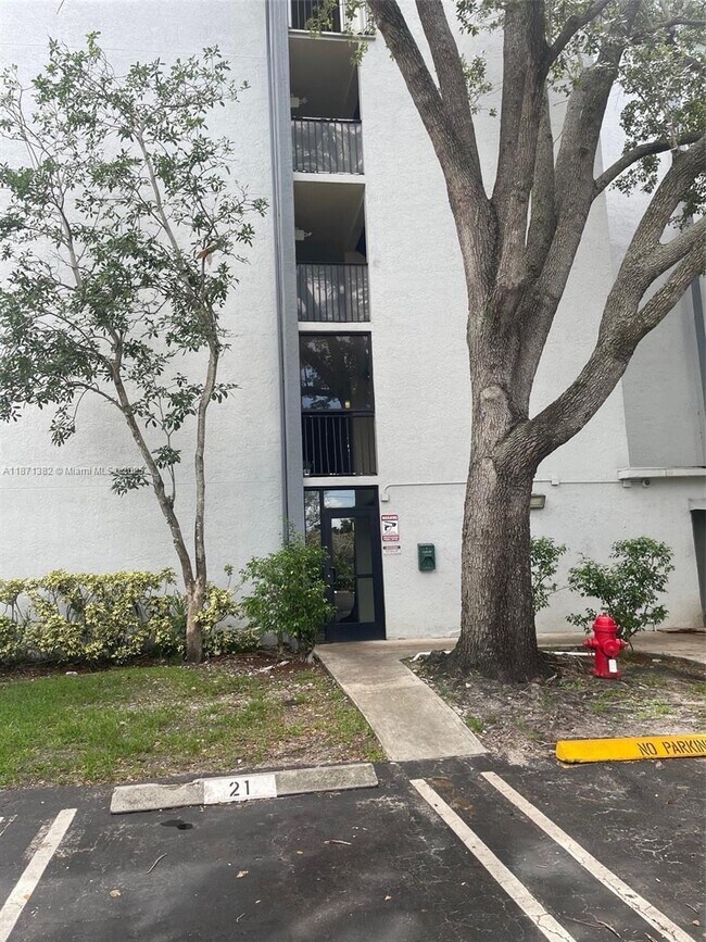 Building Photo - 2401 Riverside Dr