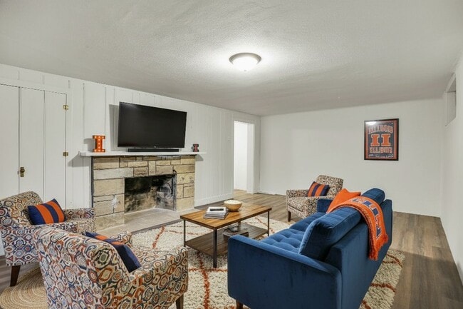 Building Photo - 1212 W Healey St