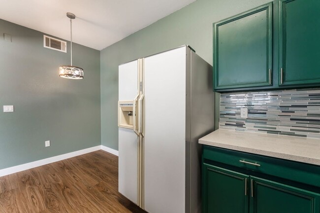 Building Photo - Stylish Condo with Modern Upgrades!