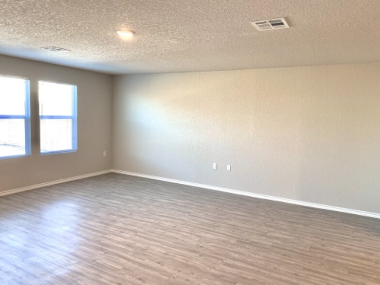 Building Photo - 5606 Willow Breeze