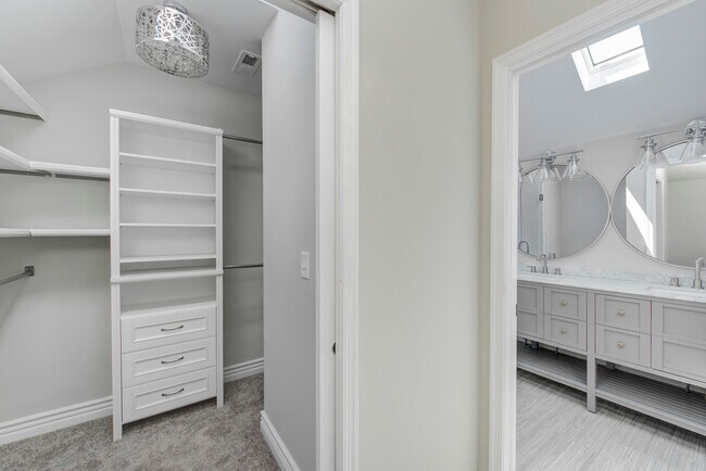 Building Photo - 701 Lincoln St