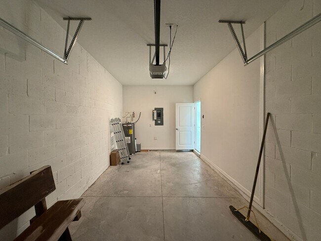 Building Photo - 3 Bedroom 2.5 Bath Townhouse W/1 Car garag...