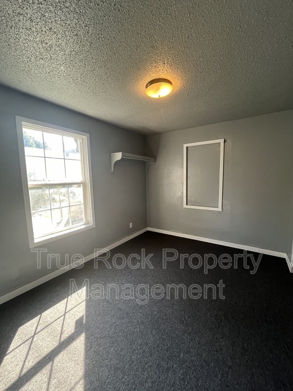 Building Photo - 405 1/2 W 10th