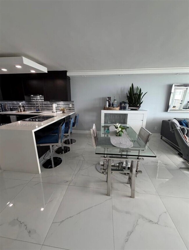 Building Photo - 1420 Brickell Bay Dr