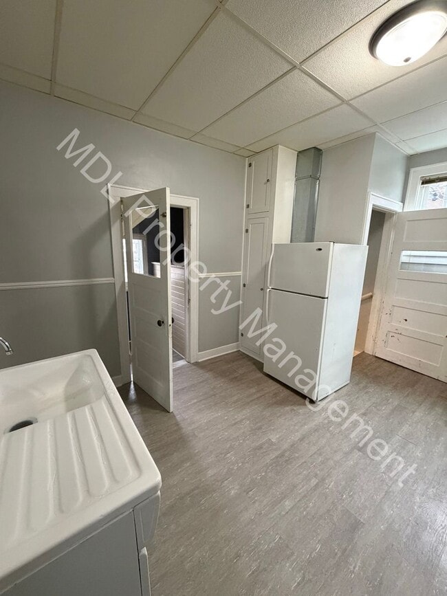 Building Photo - Spacious 2 bedroom Lower Level Duplex!!!