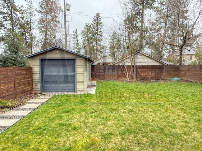 Building Photo - Spacious South Hill Home