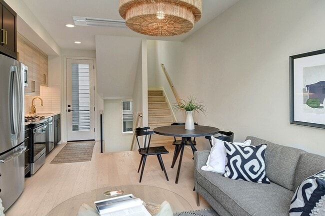 Building Photo - Queen Anne Townhome