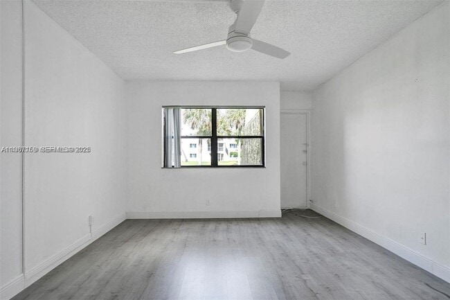 Building Photo - 230 Lakeview Dr