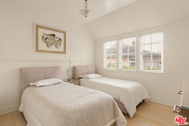 Building Photo - 501 Palisades Beach Rd