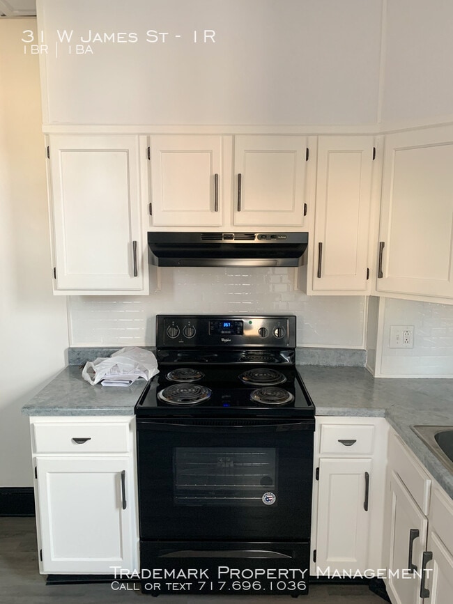 Building Photo - Updated 1 Bedroom Apartment