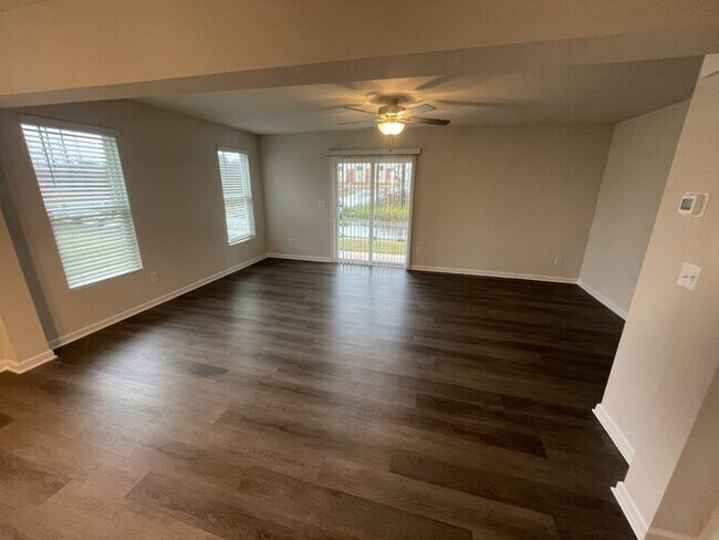 Building Photo - New 3 Bedroom 2.5 Bathroom Townhome!