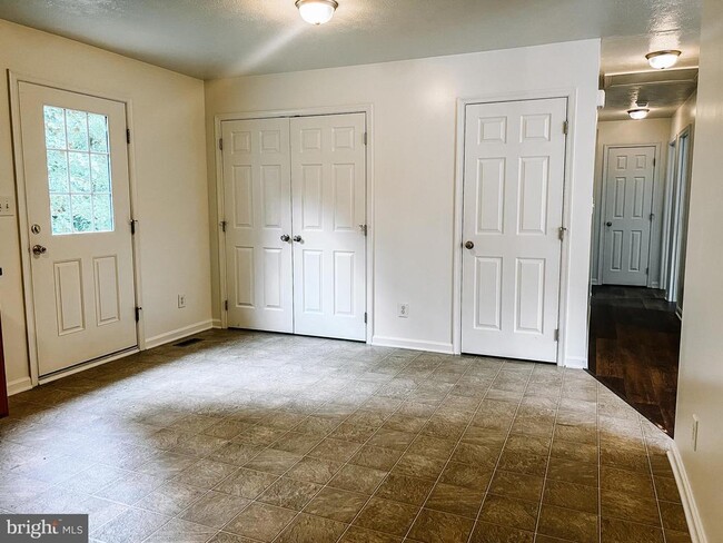 Building Photo - 104 Basin Dr