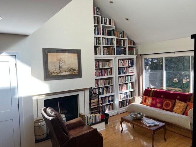 Building Photo - 301 Post Rd E