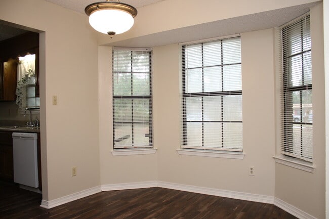 Building Photo - Spacious 4-Bedroom, 2-Bath Brick Home with Vaulted Ceilings, Fenced Yard, and Large Patio