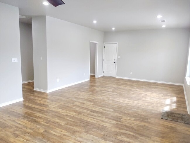 Building Photo - Newly constructed 3/2/1 in Sanger