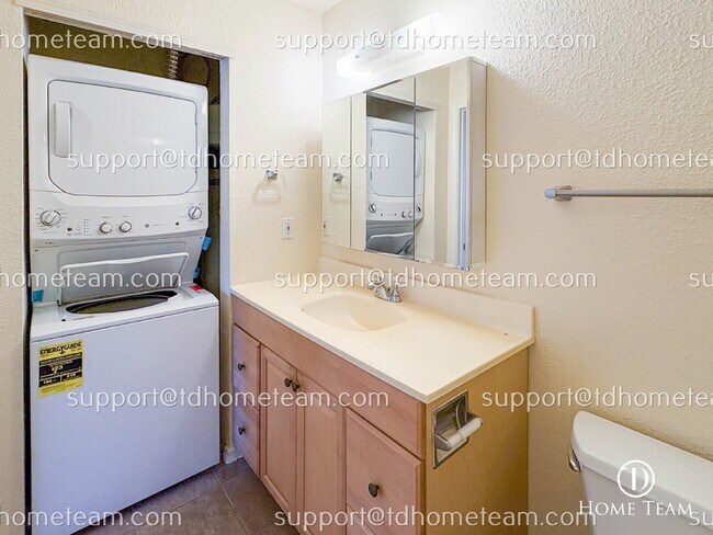 Building Photo - "Charming 2-Bed Condo in Bellevue with 923 Sq Ft of Comfort!"