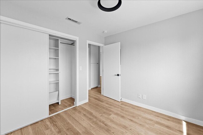Building Photo - 941 Normandie Ave