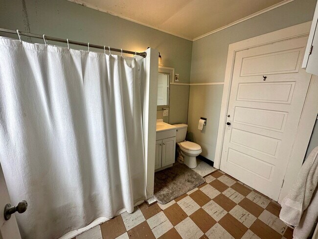 Building Photo - Spacious 7-Bed, 2-Bath Near Downtown Bellingham of Comfortable Living!