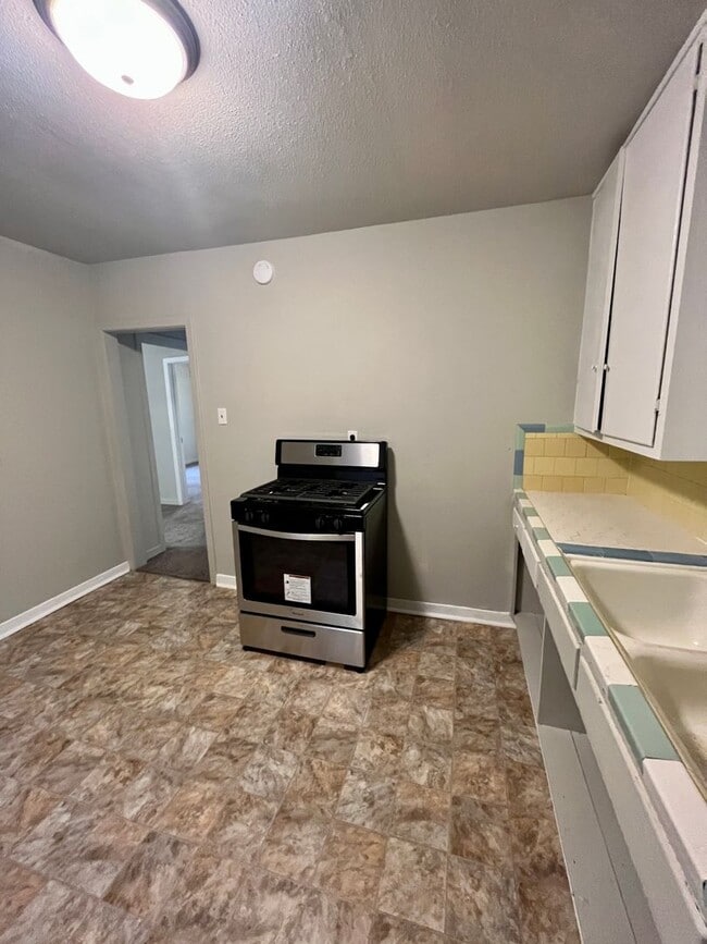 Building Photo - CUTE 2/1 FOR LEASE