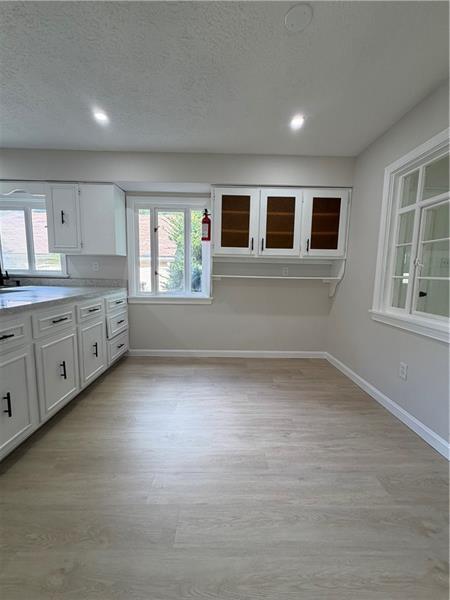 Building Photo - 306 Valley Dr