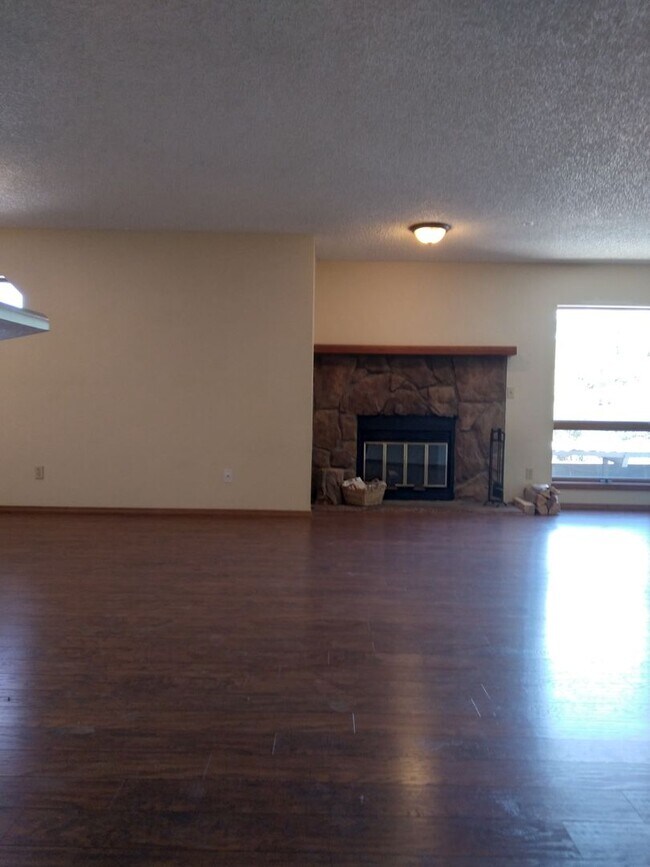 Building Photo - 3 bed / 2 bath Condo Available
