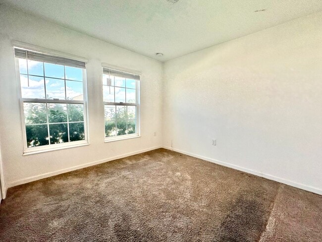 Building Photo - Premier 4bedrooms/2baths residence - Florida living at its finest!